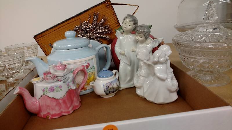 lot 53 image: Decor Lot