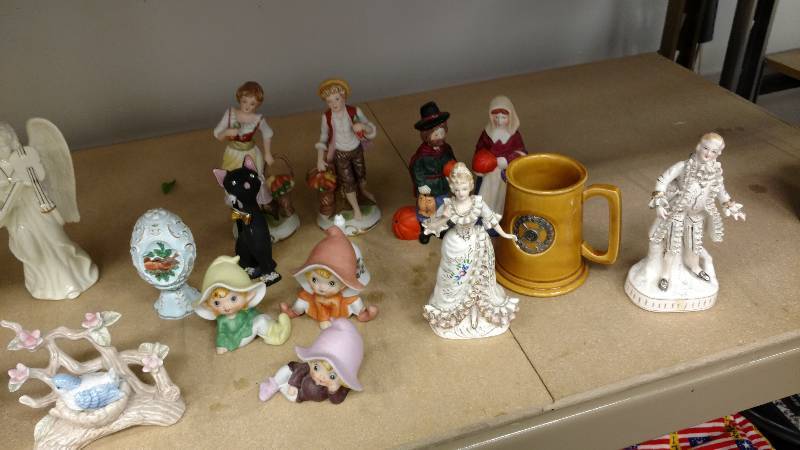 lot 56 image: Decor Lot