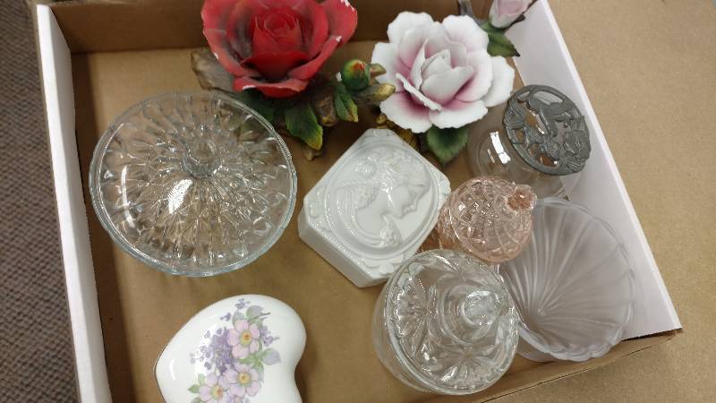 lot 62 image: Decor Lot