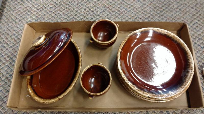 lot 71 image: Hull Pottery Dishware