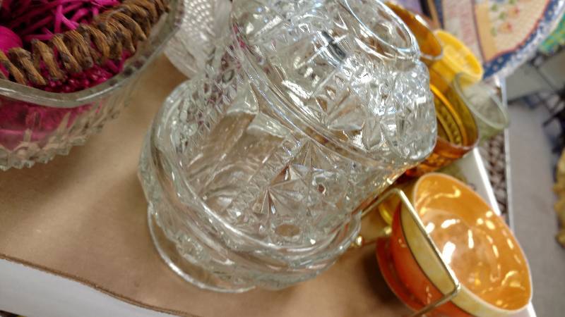 lot 109 image: Decor Lot