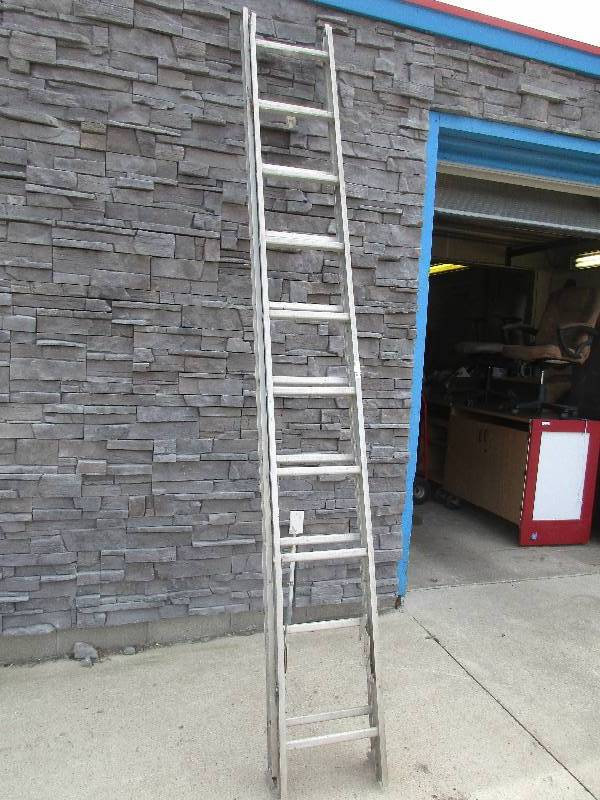lot 15 image: Extension ladder