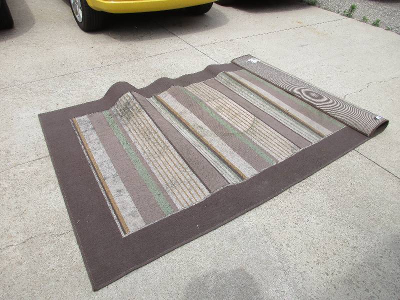 lot 16 image: Area Rug