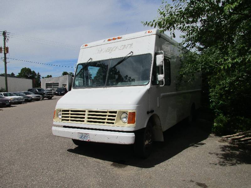 lot 2 image: 2000 Chevy Step Van