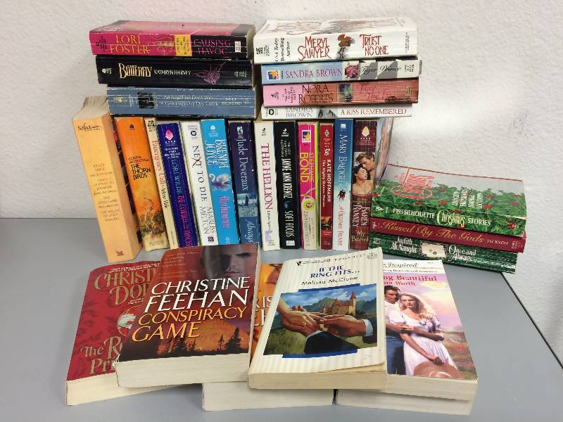 lot 25 image: Mystery Novel Assortment