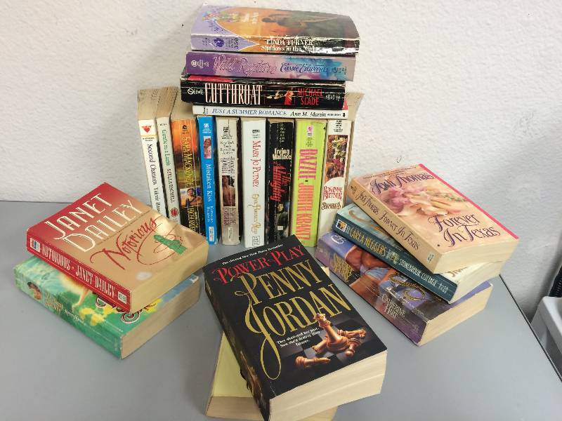 lot 35 image: MysteryThriller Novel Assortment