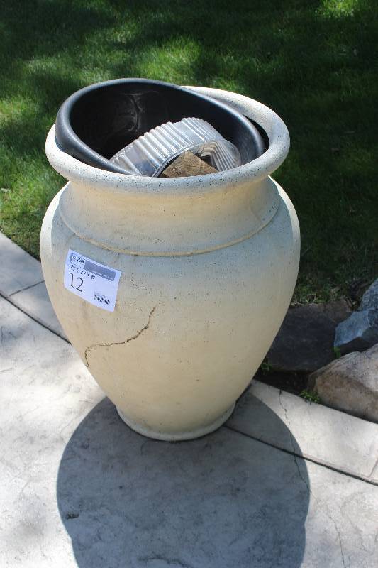 lot 12 image: Decorative Vase