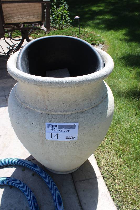 lot 14 image: Decorative Vase