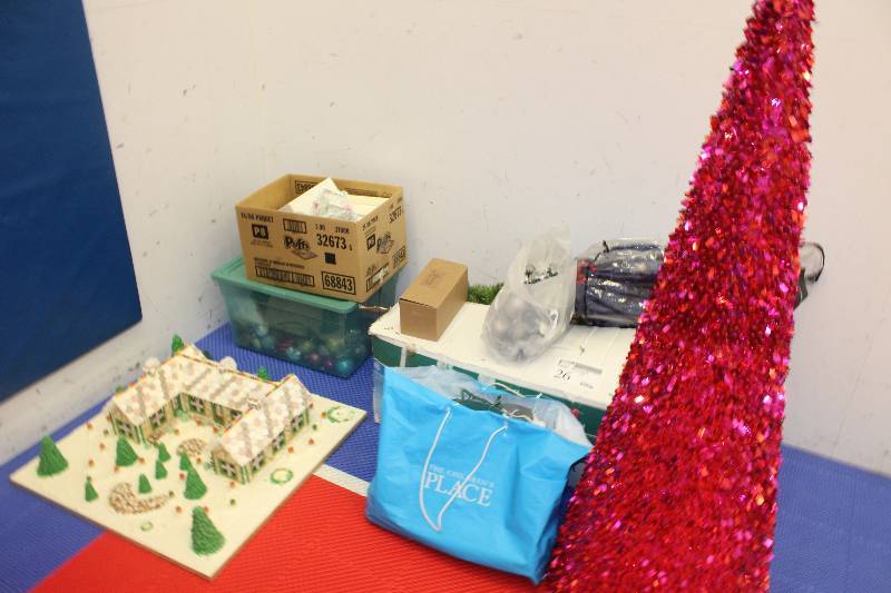 lot 26 image: Corner Lot of Decorations