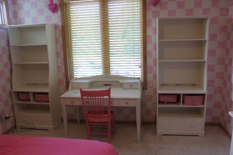 lot 88 image: Lot of (3) Furniture Including 2) Dressers AND 1) Desk