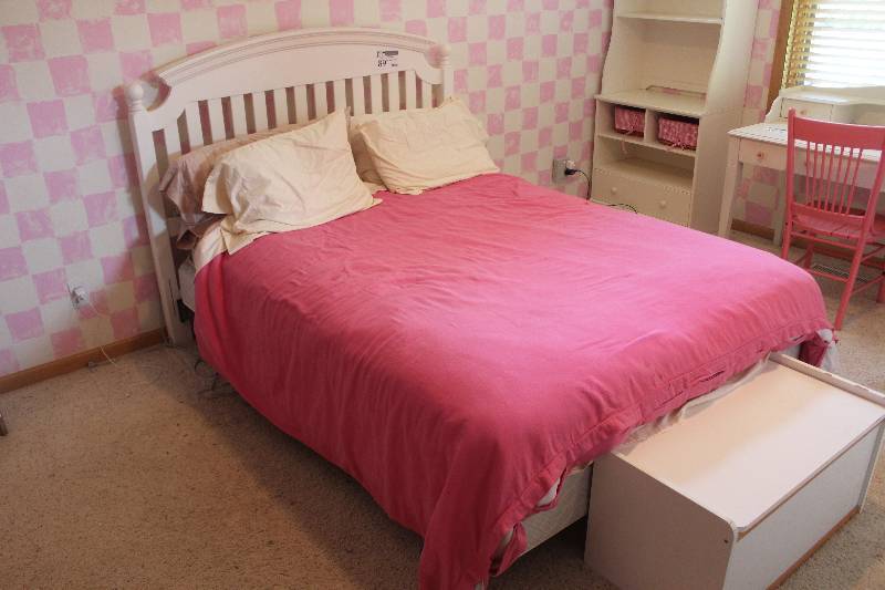 lot 89 image: Lot of (3) Bedroom Set Including 1) Dresser AND 1) Shelf AND 1) Comfort Select Bed