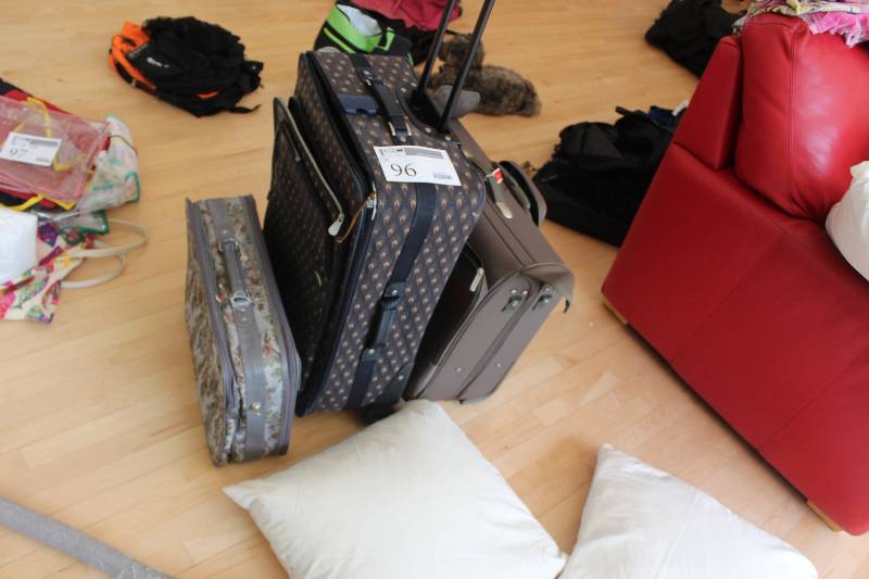 lot 96 image: Lot of (3) Luggage