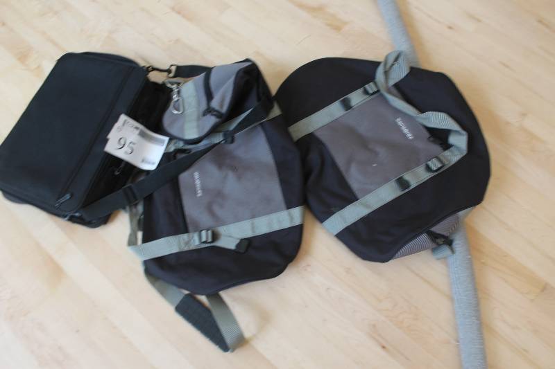 lot 95 image: Lot of (3) Luggage