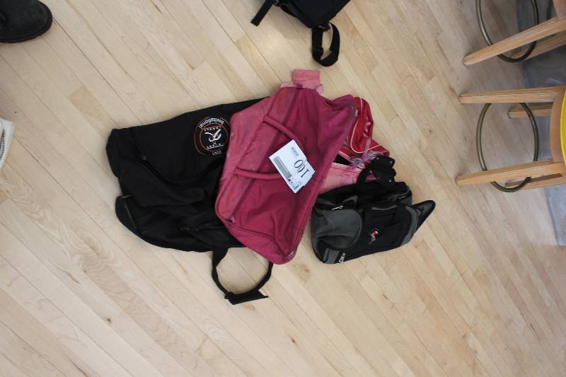 lot 100 image: Lot of (4) Luggage