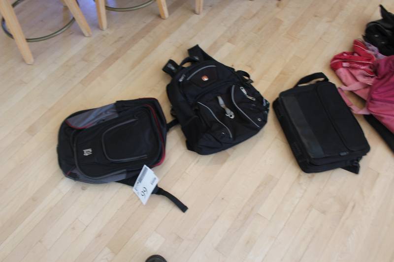 lot 99 image: Lot of (3) Luggage