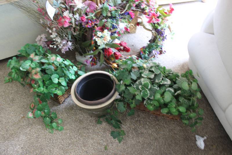 lot 126 image: Lot of Decorations