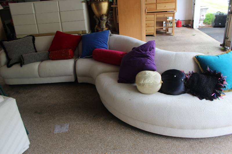 lot 130 image: 3-Piece Sectional Couch w Pillows