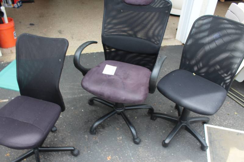 lot 135 image: Lot of (3) Desk Chairs