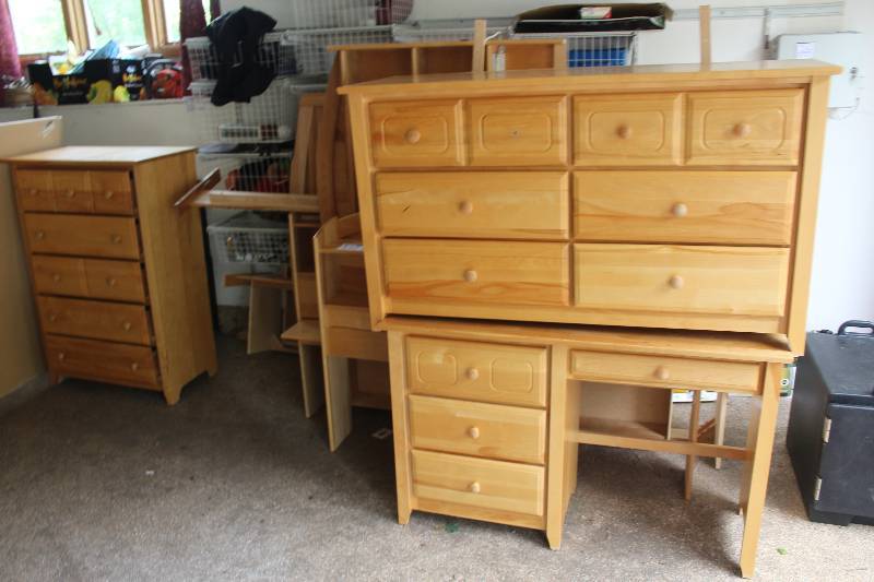 lot 122 image: Bedroom Set