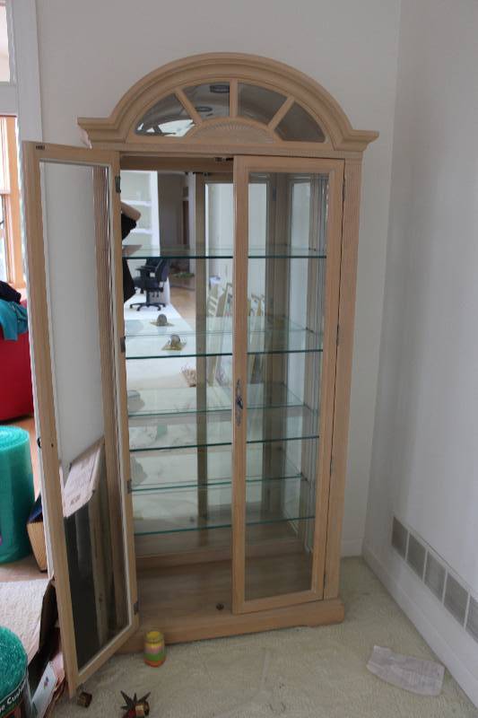 lot 5 image: Bernhardt 2-Glass Door 4-Glass Shelf Cario Cabinet