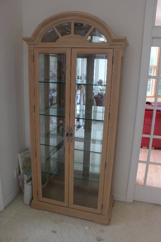 lot 6 image: Bernhardt 2-Glass Door 4-Glass Shelf Cario Cabinet