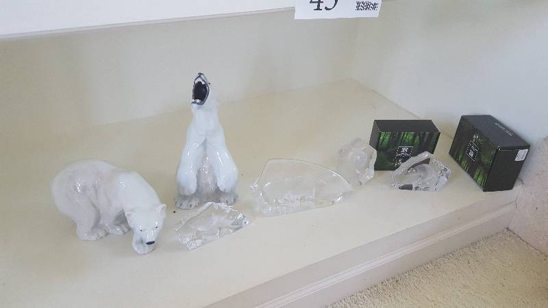 lot 45 image: Shelf Lot of Table Decorations