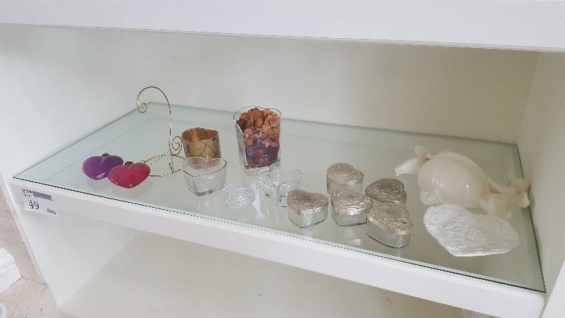 lot 49 image: Shelf Lot of Table Decorations