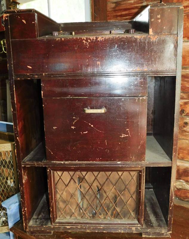 lot 7 image: Vintage Crosley AM FM Radio and turntable cabinet