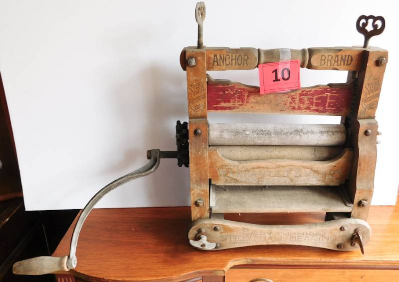 lot 10 image: Vintage Anchor Brand Wash Rollers