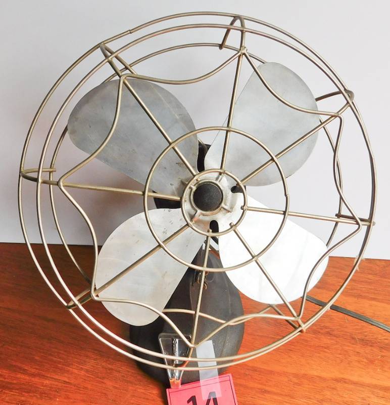 lot 14 image: Vintage Mastercraft metal and chrome Art Deco Fan