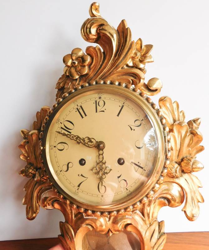 lot 16 image: Vintage Wall mount Winding Clock no key untested