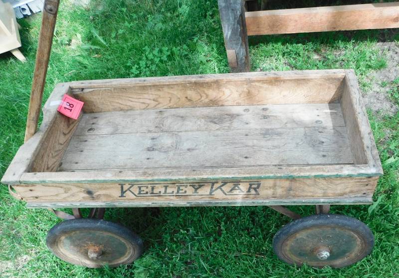 lot 18 image: Vintage Kelley Kar Wagon
