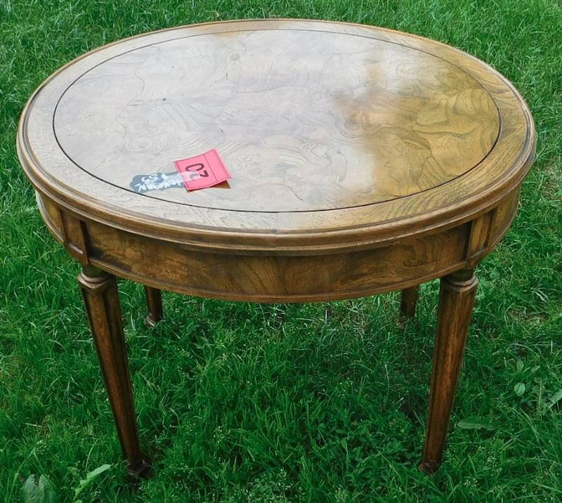 lot 20 image: Vintage Round Drum Style End Table