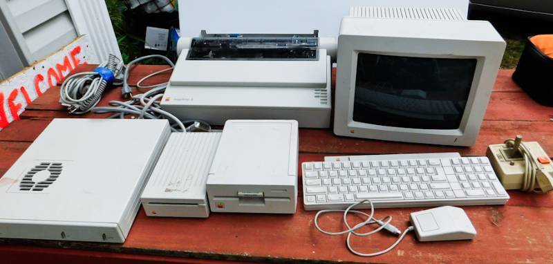 lot 23 image: Vintage Apple II computer pieces stated to be in working order