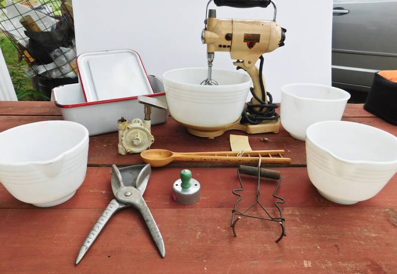 lot 25 image: Vintage Kitchen items Mixer, Juicer, bowls and more