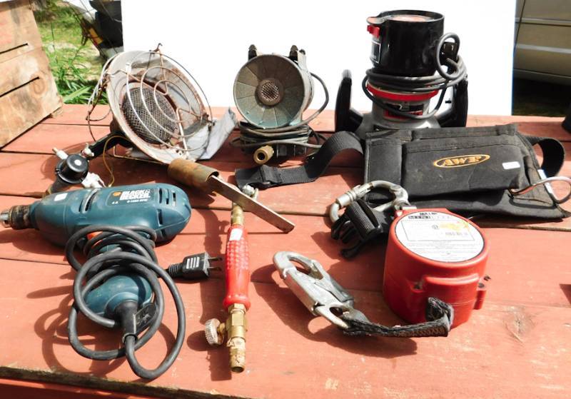 lot 30 image: several usable items from the shop garage