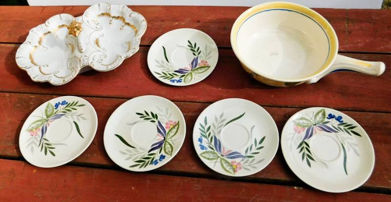 lot 39 image: 5 Red Wing saucers Red Wing server and a double sided china server