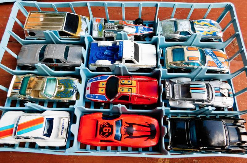 lot 43 image: 24 mostly matchbox cars in trifold case