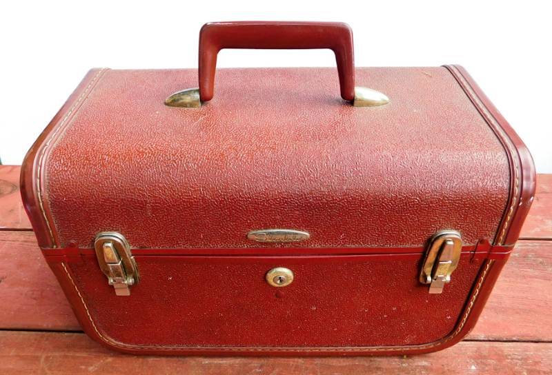 lot 44 image: Vintage starlite train case makeup case