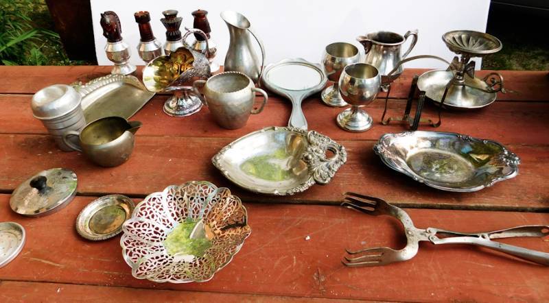 lot 48 image: Large lot of silver plate, pewter and metal dcor items