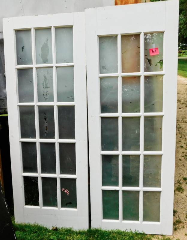 lot 62 image: 2 vintage white doors each with 15 panes of glass