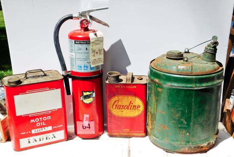 lot 64 image: 2 gas cans one oil can and working charged fire extinguisher