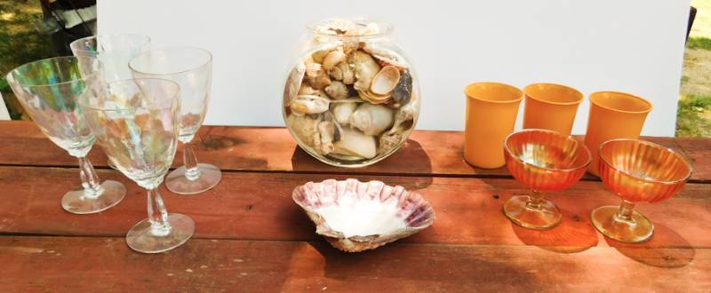 lot 80 image: Iridescent glasses, carnival glass compotes, Anchor Glass and seashells