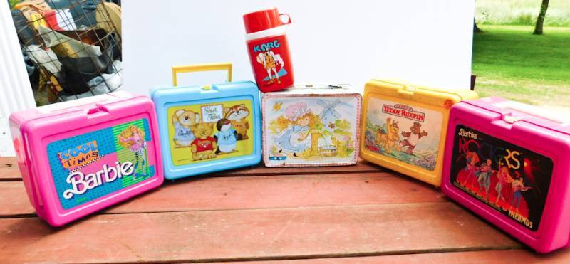 lot 82 image: 5 vintage lunchboxes 4 have their thermoses plus 1 thermos