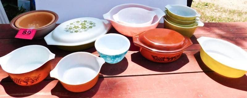 lot 89 image: large lot of pyrex serving ware