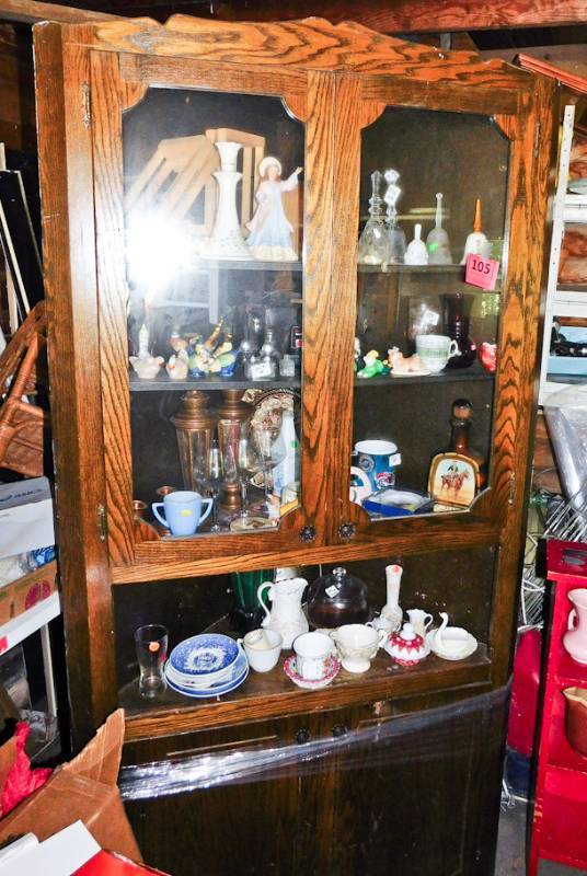 lot 105 image: Vintage oak corner cabinet, One piece