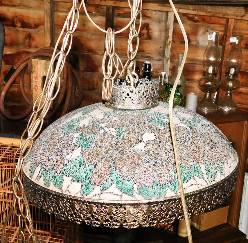 lot 106 image: vintage swag light red and green colors scheme