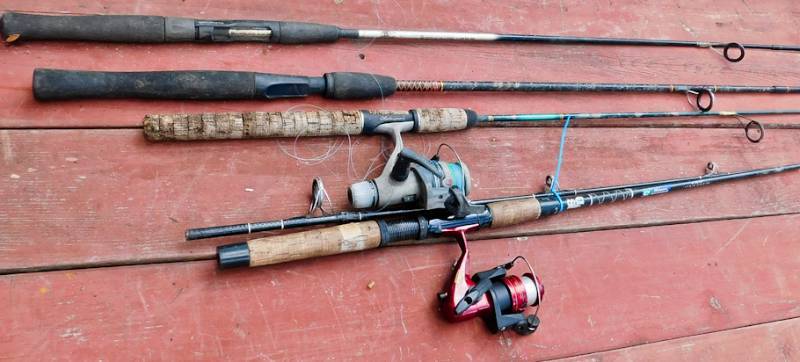 lot 113 image: 4 spinning rods and 2 reels one reel has broken handle