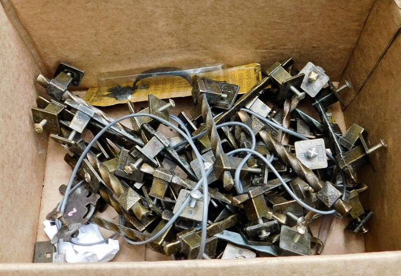 lot 115 image: lot of chunky brass drawer  door pulls