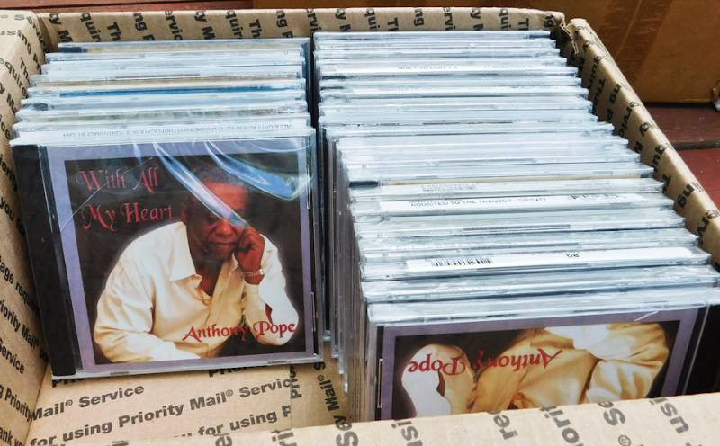 lot 118 image: approx 30 unopened CDs various artists titles